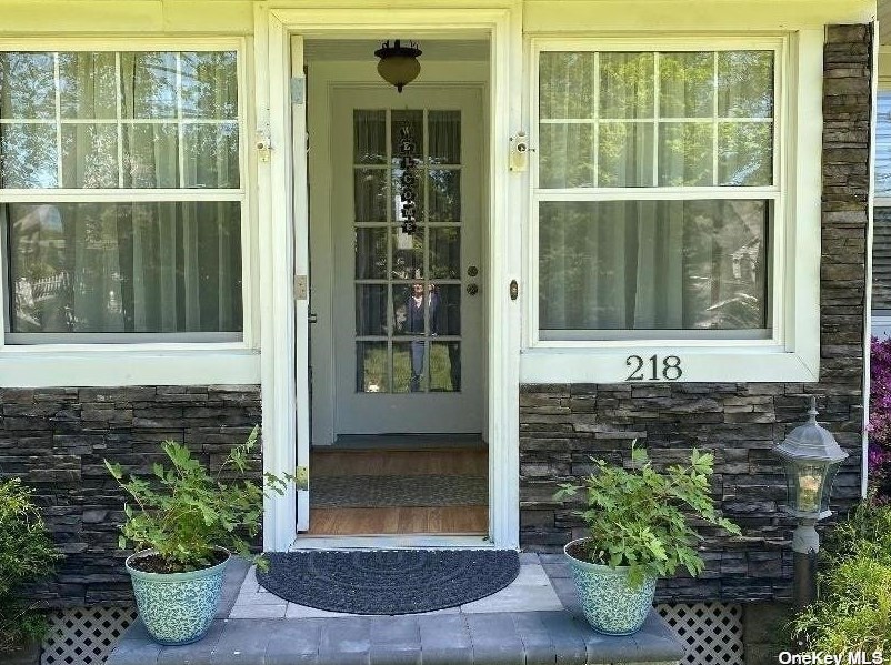 218 Waverly Ave, Gordon Heights, NY 11763-2623