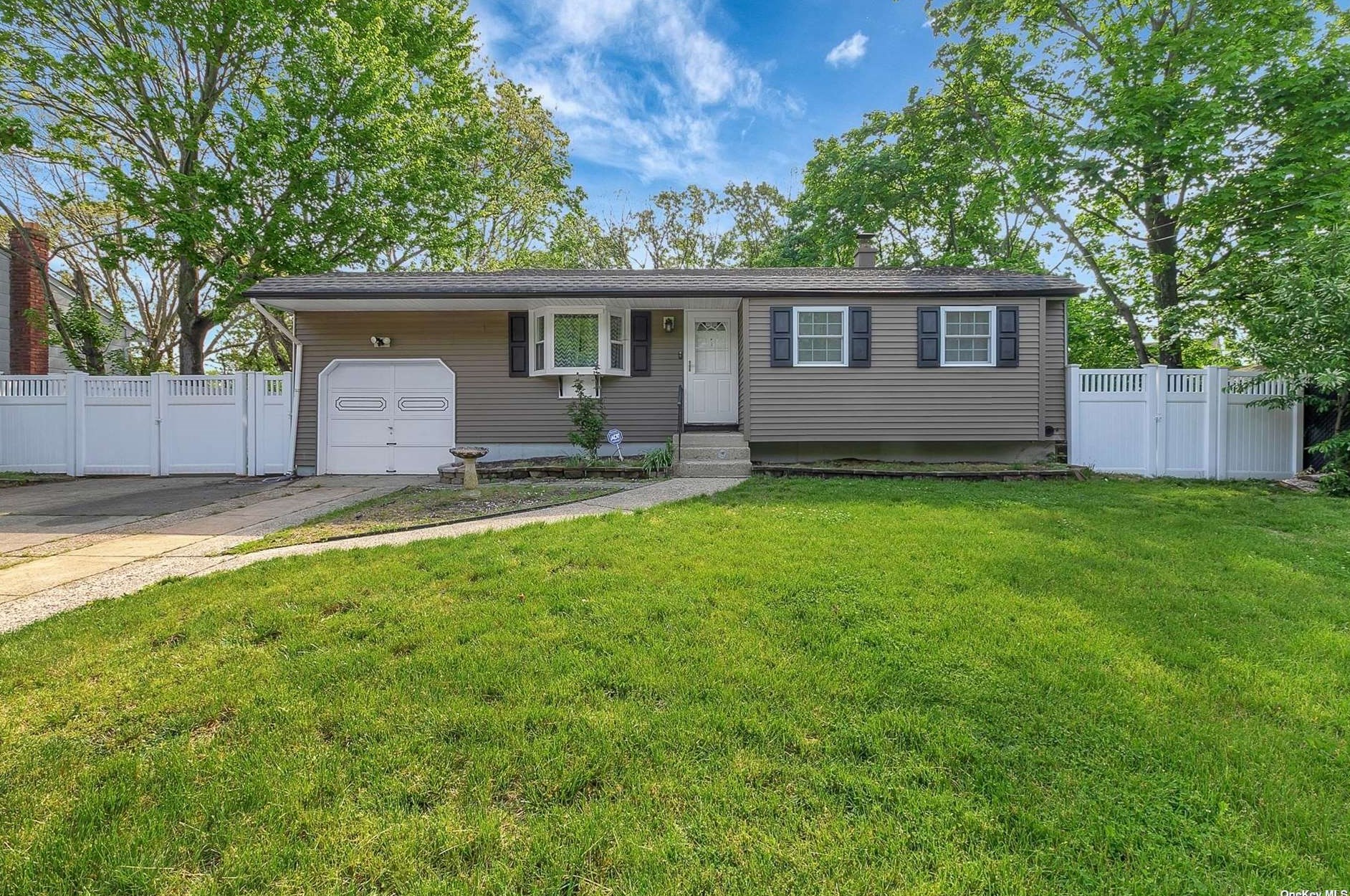 125 Ruland Rd, Selden, NY 11784-1836