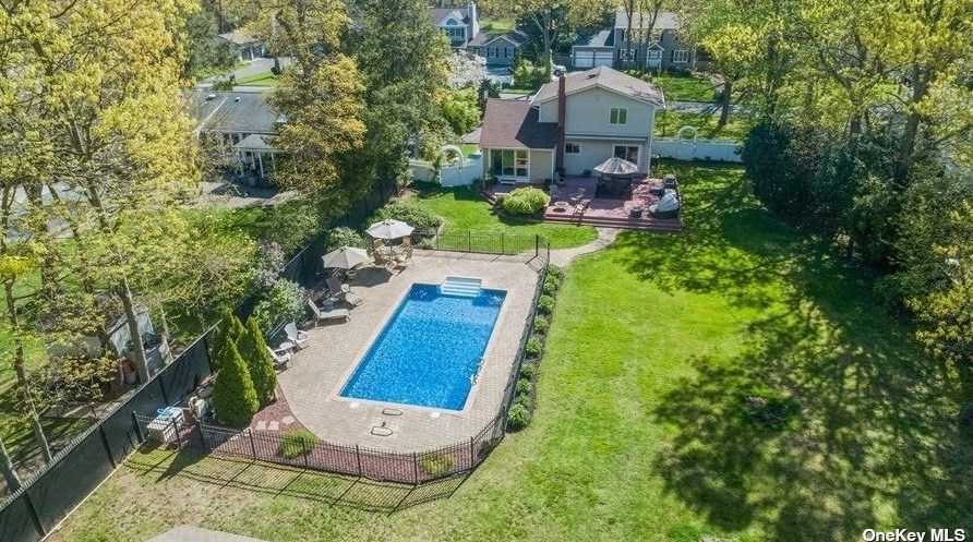 24 Winston Dr, Smithtown, NY 11787-3922