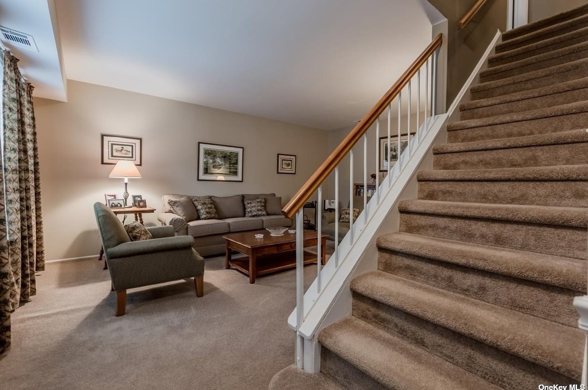 71 Whalers Cove #71, Babylon, NY 11702