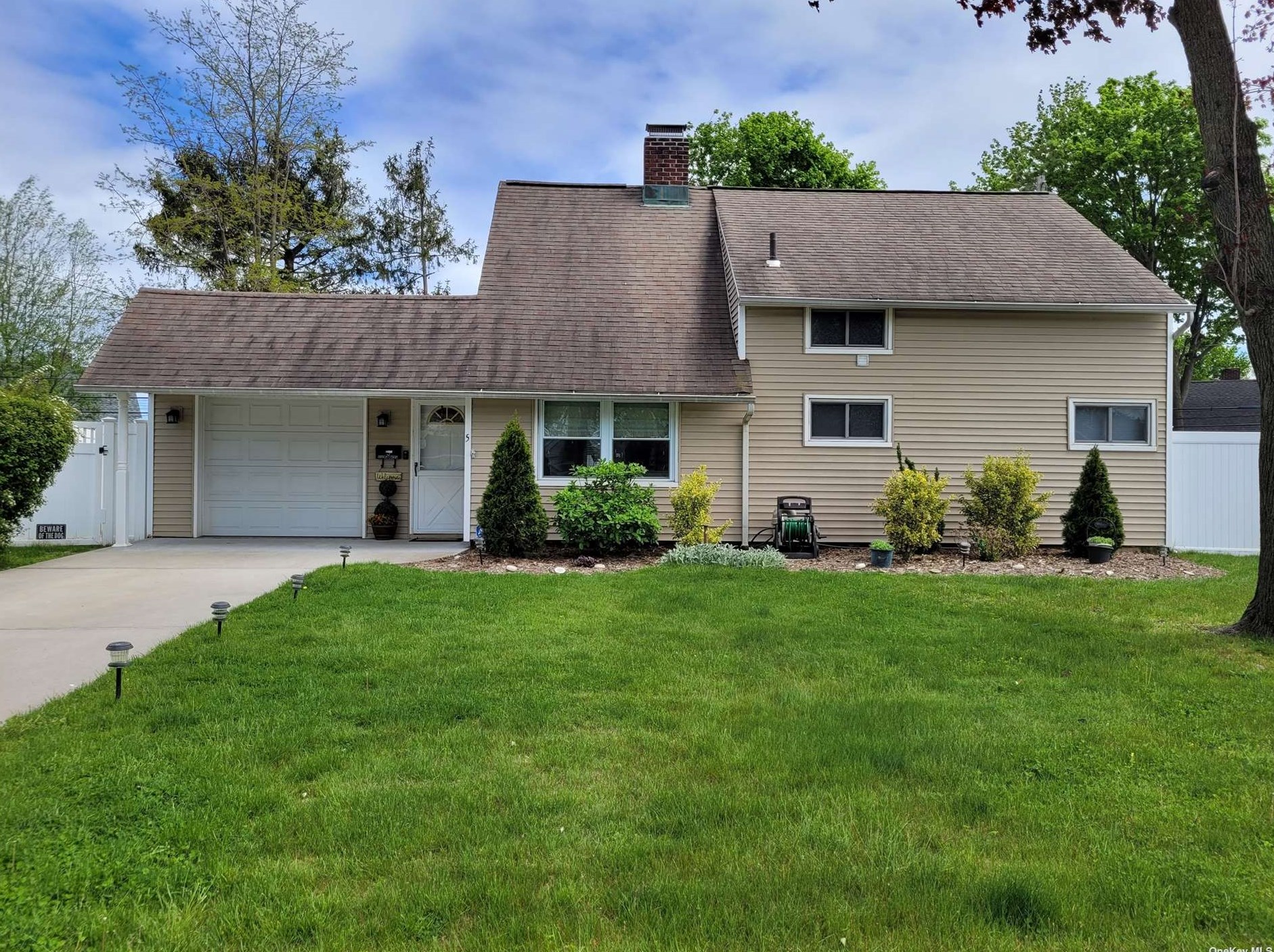 5 Ripple Ln, Plainedge, NY 11756-5734