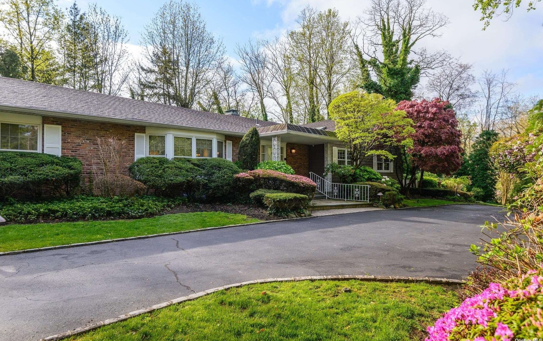 10 Chanticlare Dr, North Hills, NY 11030-1207
