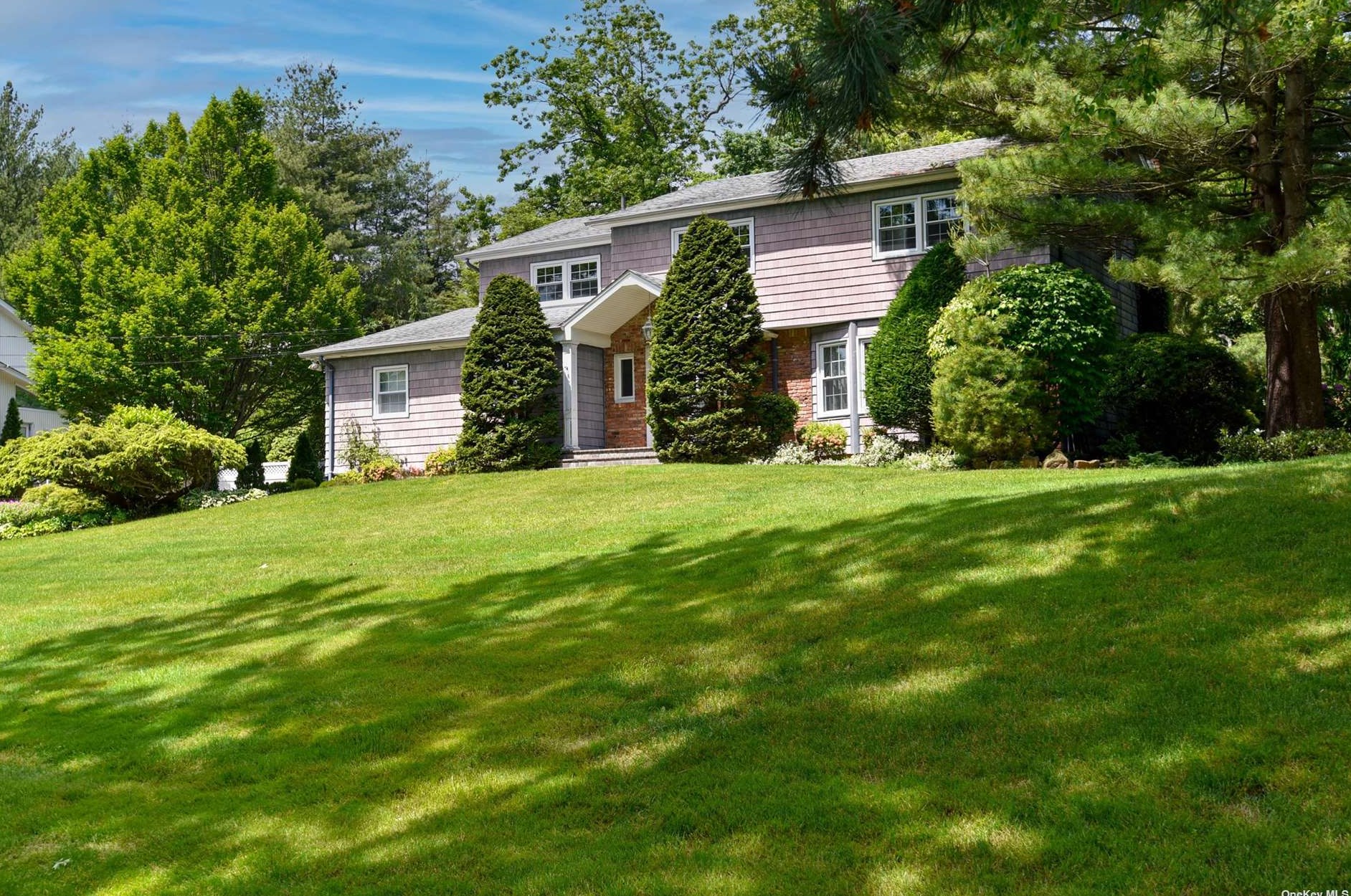 69 Cornell Dr, Woodbury, NY 11797-3301