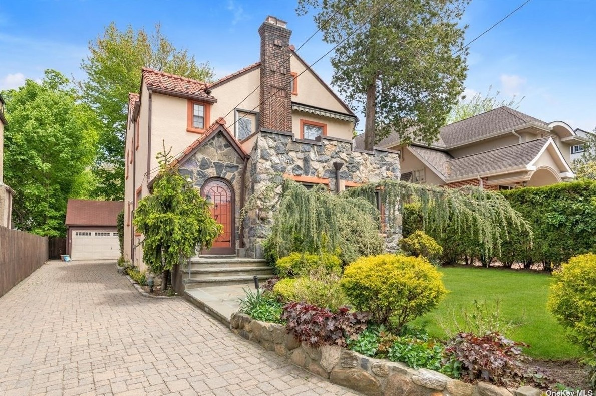 7 Day Ct, Great Neck, NY 11021