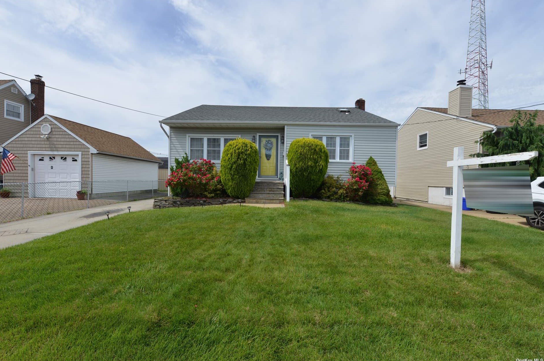 38 Ray St, Freeport, NY 11520-5123