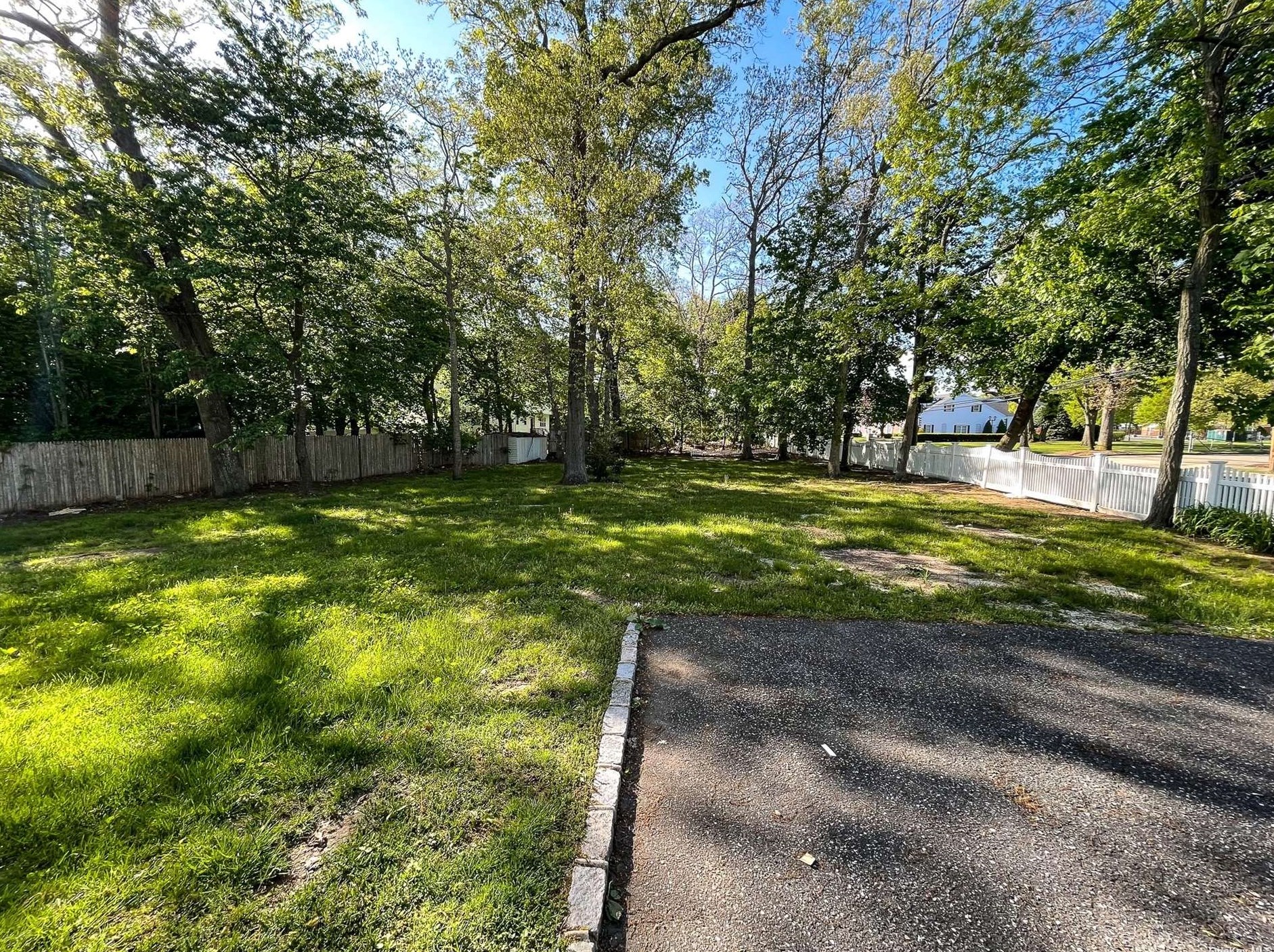 442 Old Town Rd, Strongs Neck, NY 11733-3467