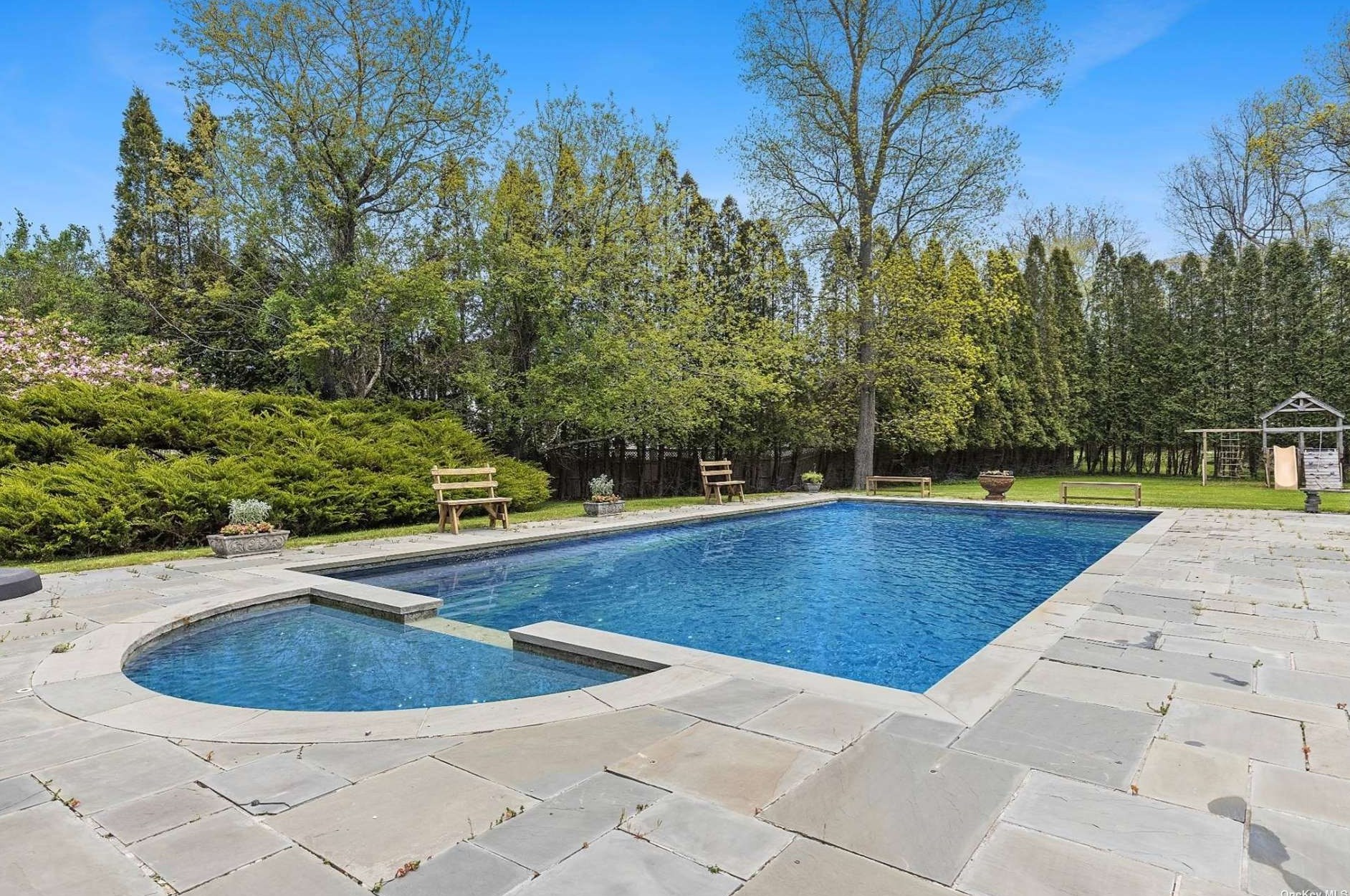 334 Noyack Rd, South Hampton, NY 11968-1452