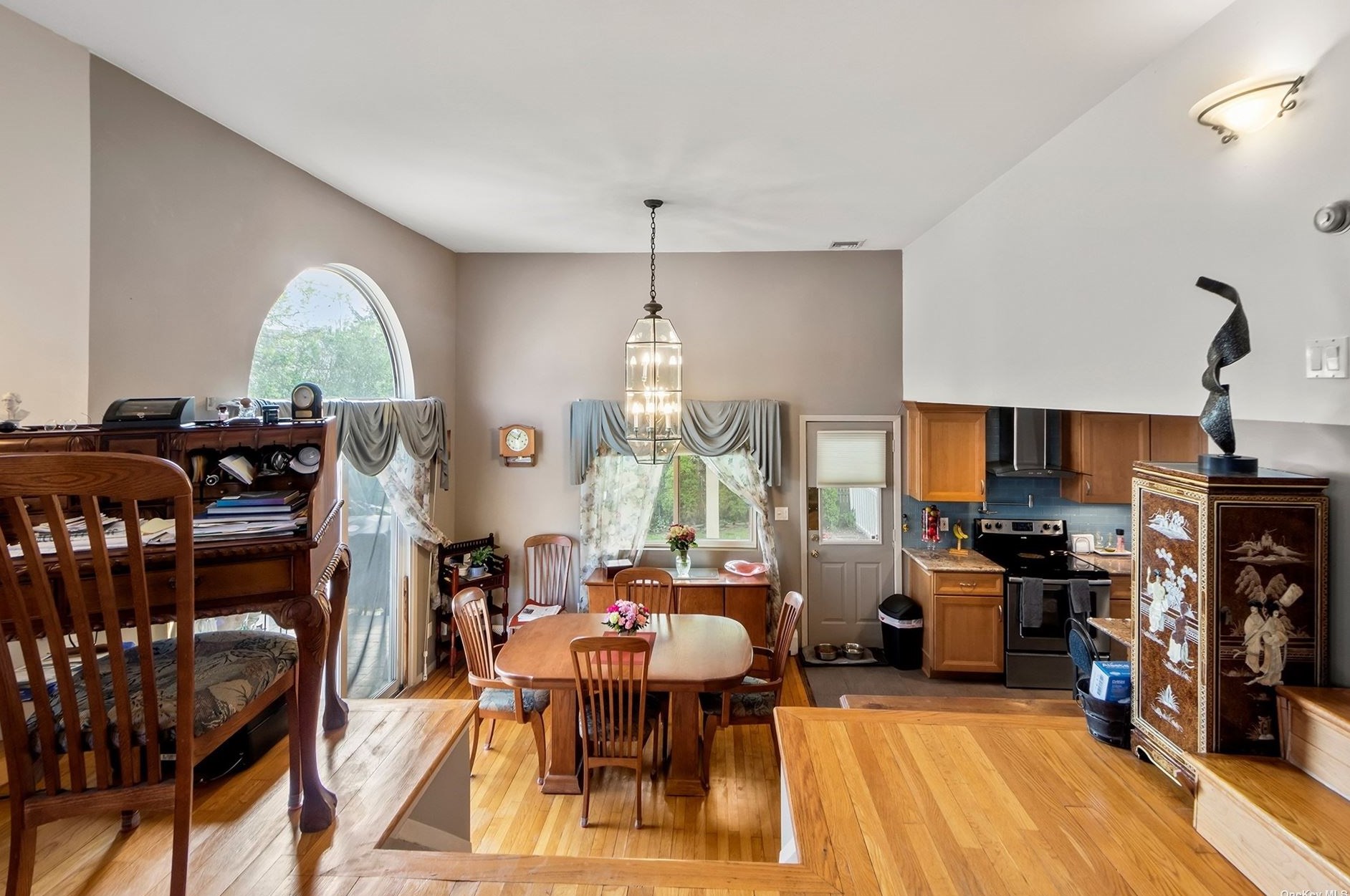 15 Bayview St, East Massapequa NY  11758-7602 exterior