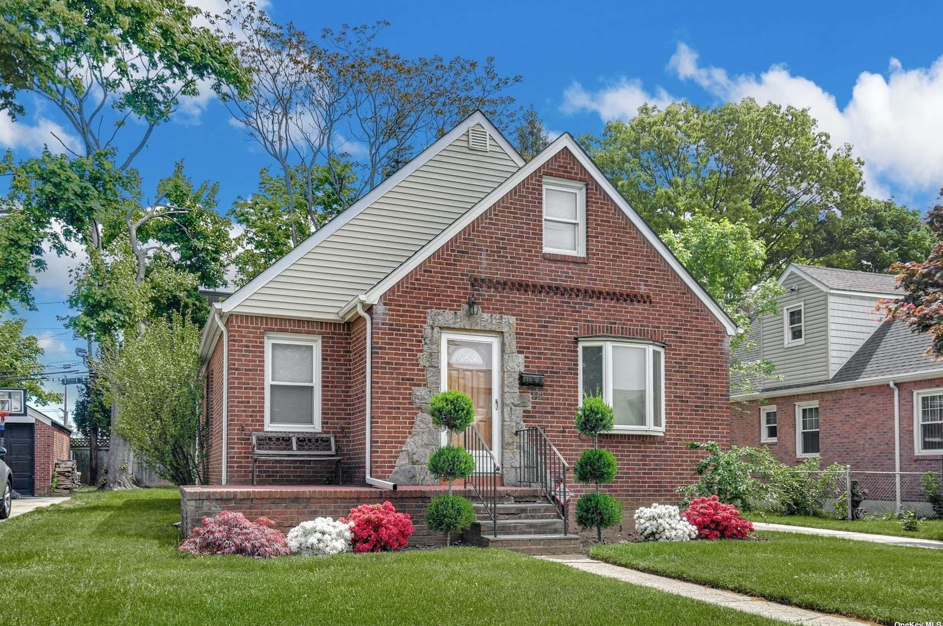 16 Celler Ave, New Hyde Park, NY 11040