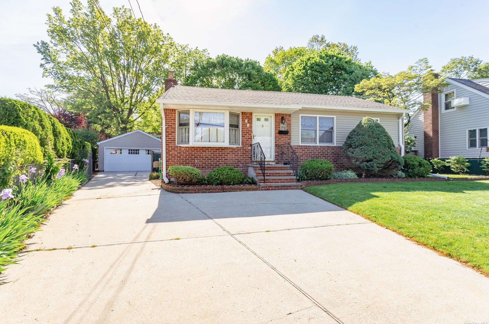 42 Ross Ct, Malverne, NY 11565-1030