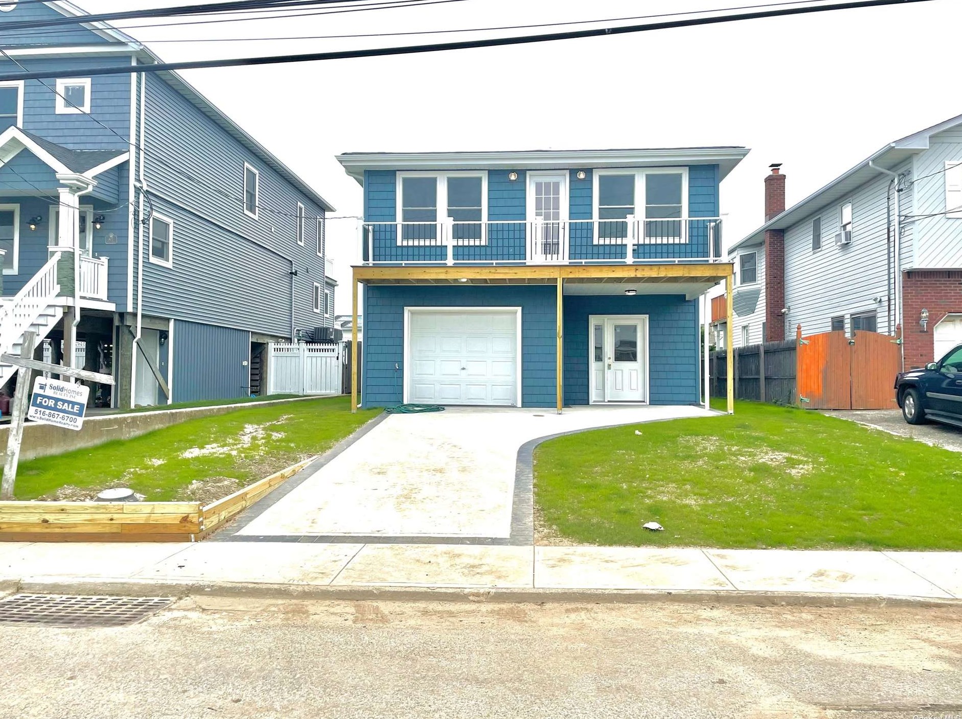 871 Surf St, North Lindenhurst, NY 11757