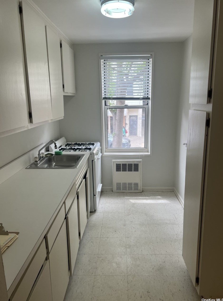 39-76 57th St, Flushing, NY 11377-1918