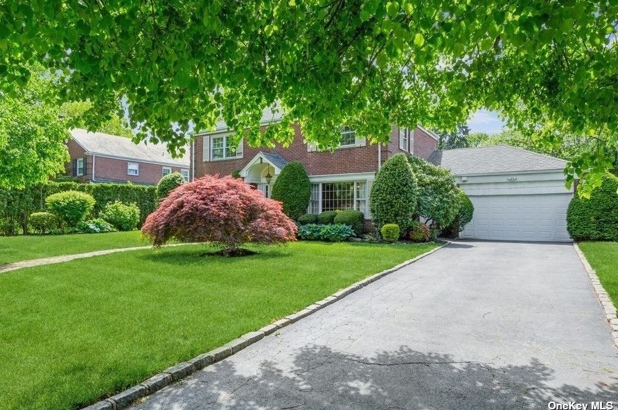 182 Whitehall Blvd, Garden City, NY 11530-1338