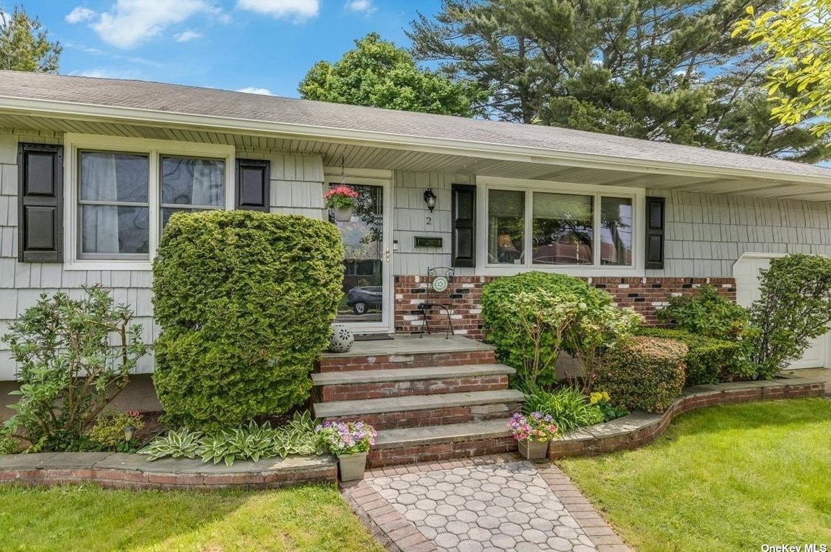 2 Troscher Ln, Bethpage, NY 11714