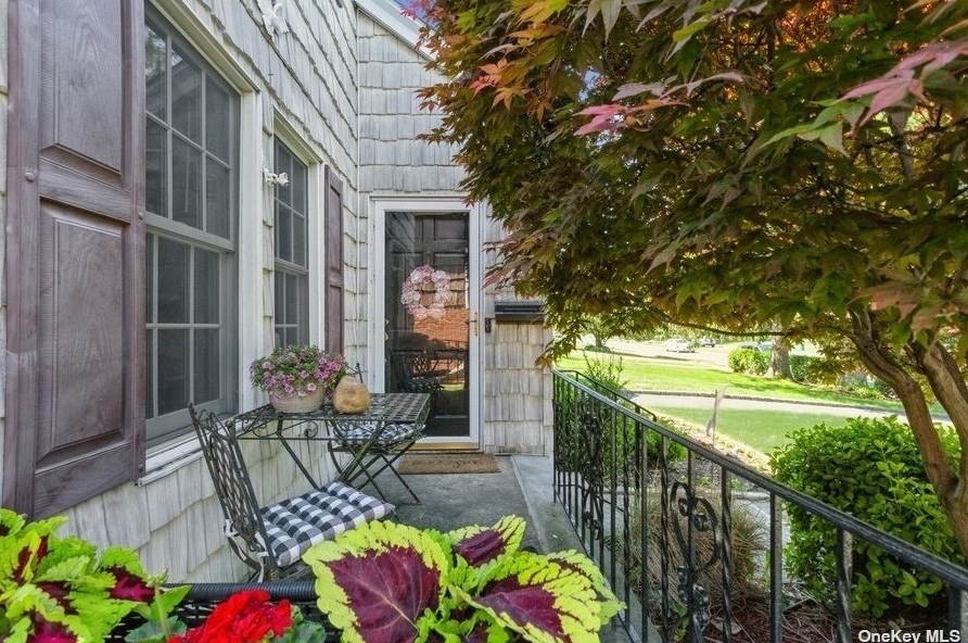 207 Nassau Blvd, Garden City, NY 11501-1827