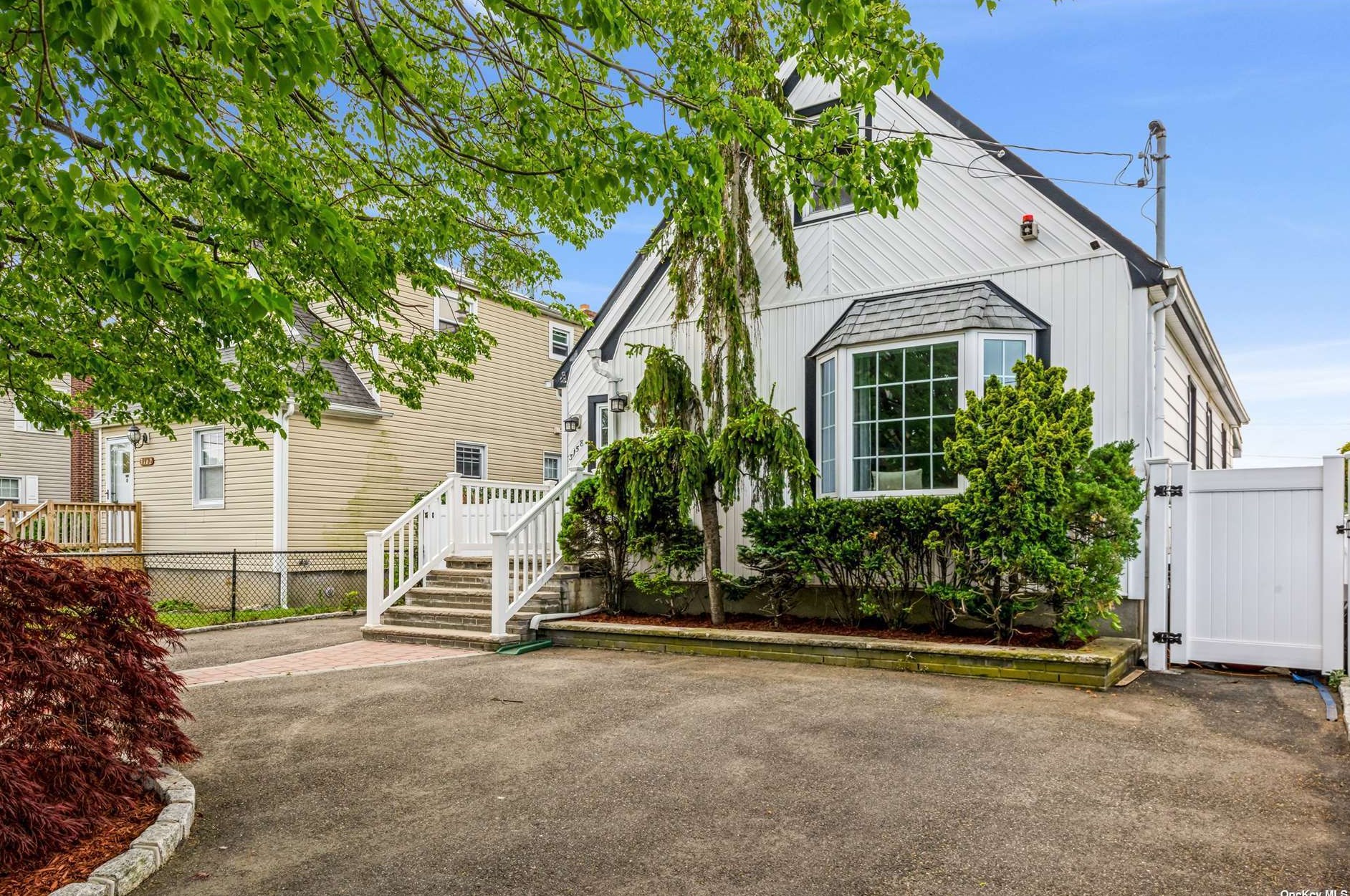 3158 Trinity St, Rockville Centre, NY 11572-3239