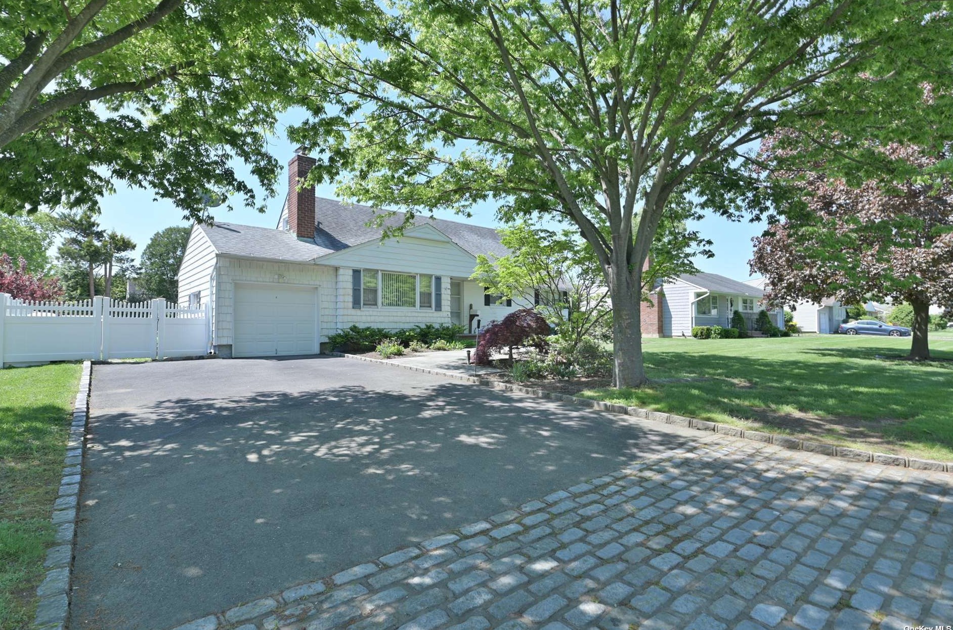 24 Sherman Rd, Glen Cove, NY 11542-3228