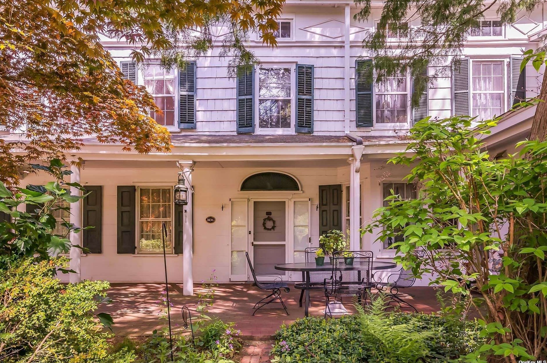 110 Main St, East Hills, NY 11576-2131