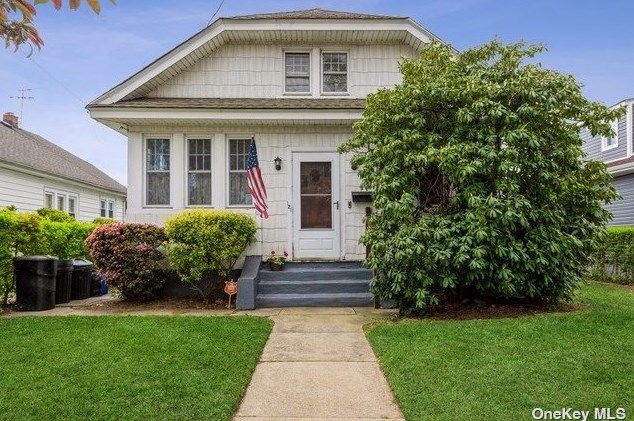 121 Craig Ave, Freeport, NY 11520-1503