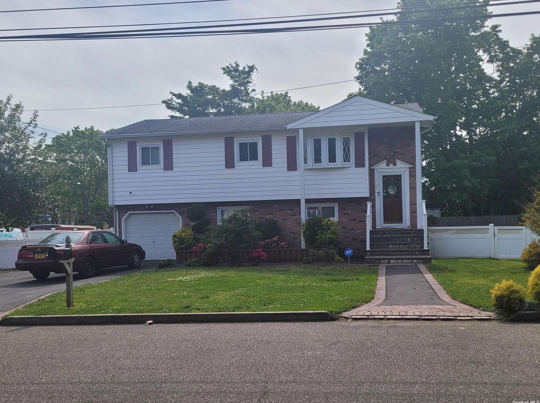 70 S 29th St, Wheatley Heights, NY 11798