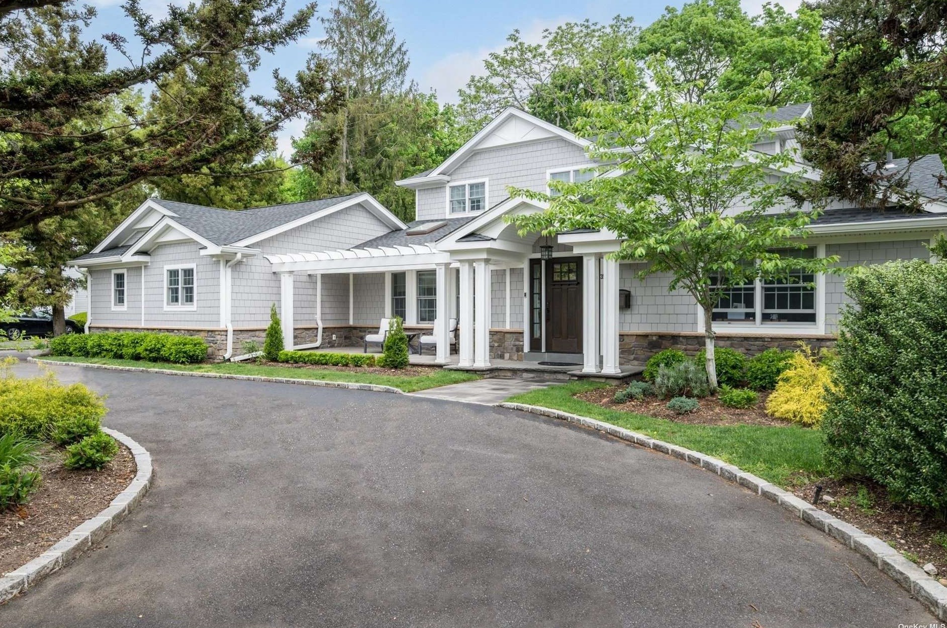 35 Cedar Dr, East Hills, NY 11576-2327