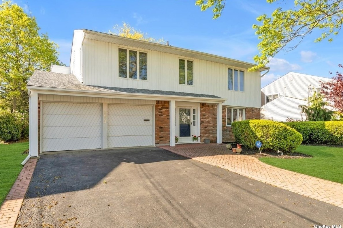 2072 Blanche Ln, North Merrick, NY 11566-5503