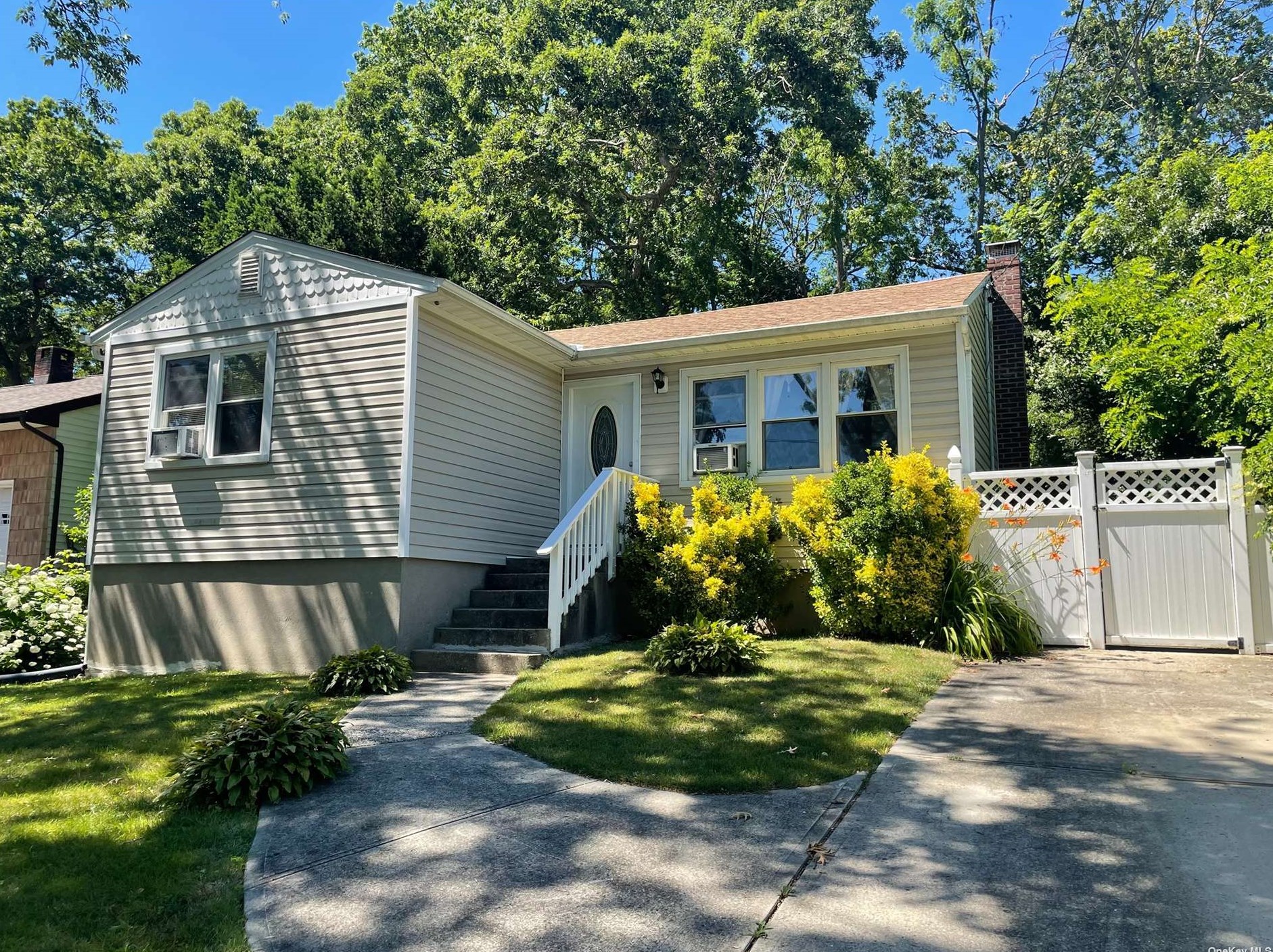 11 Edgewood Ave, Farmingville, NY 11738