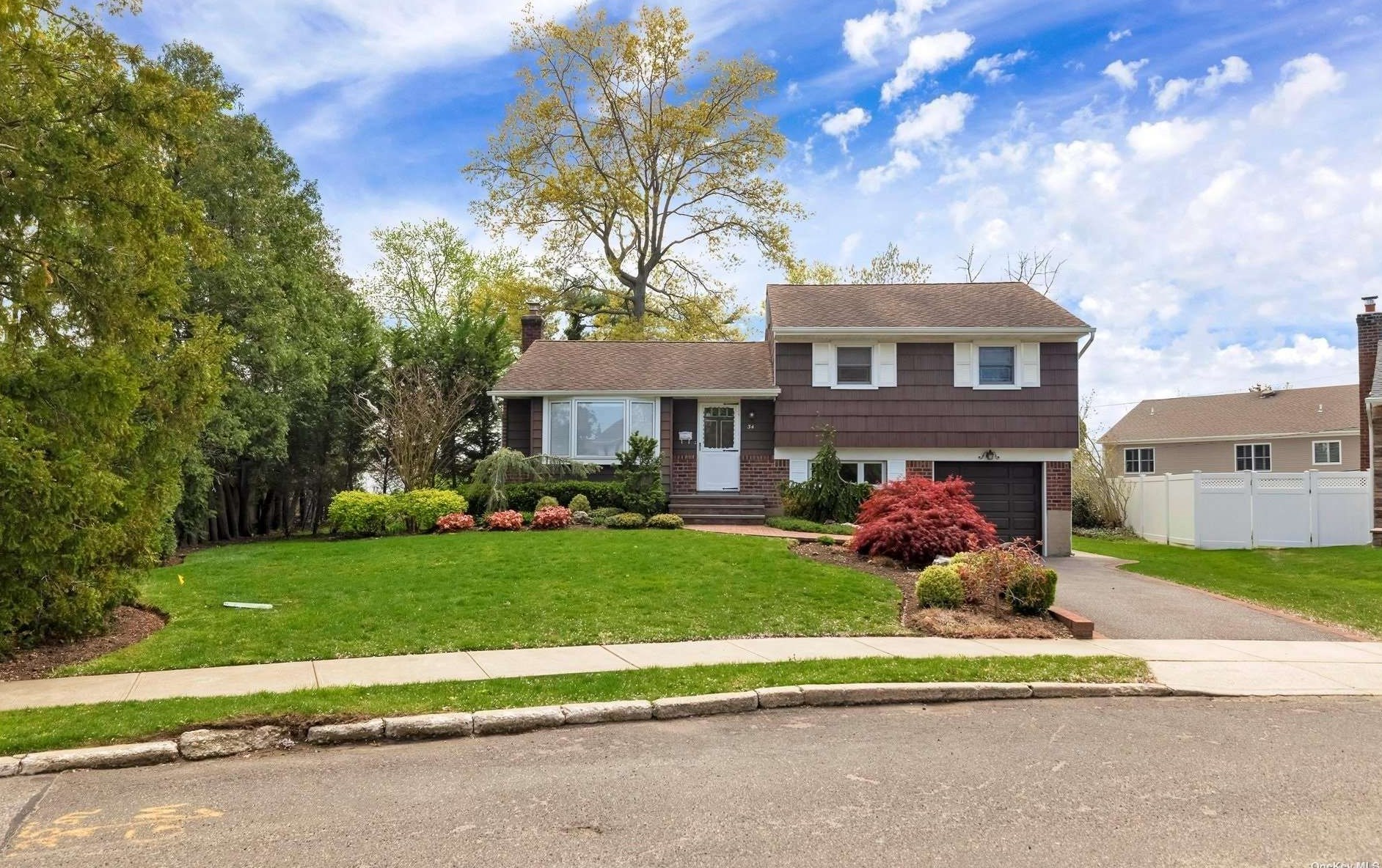 34 Holly Dr, Syosset, NY 11791-5720