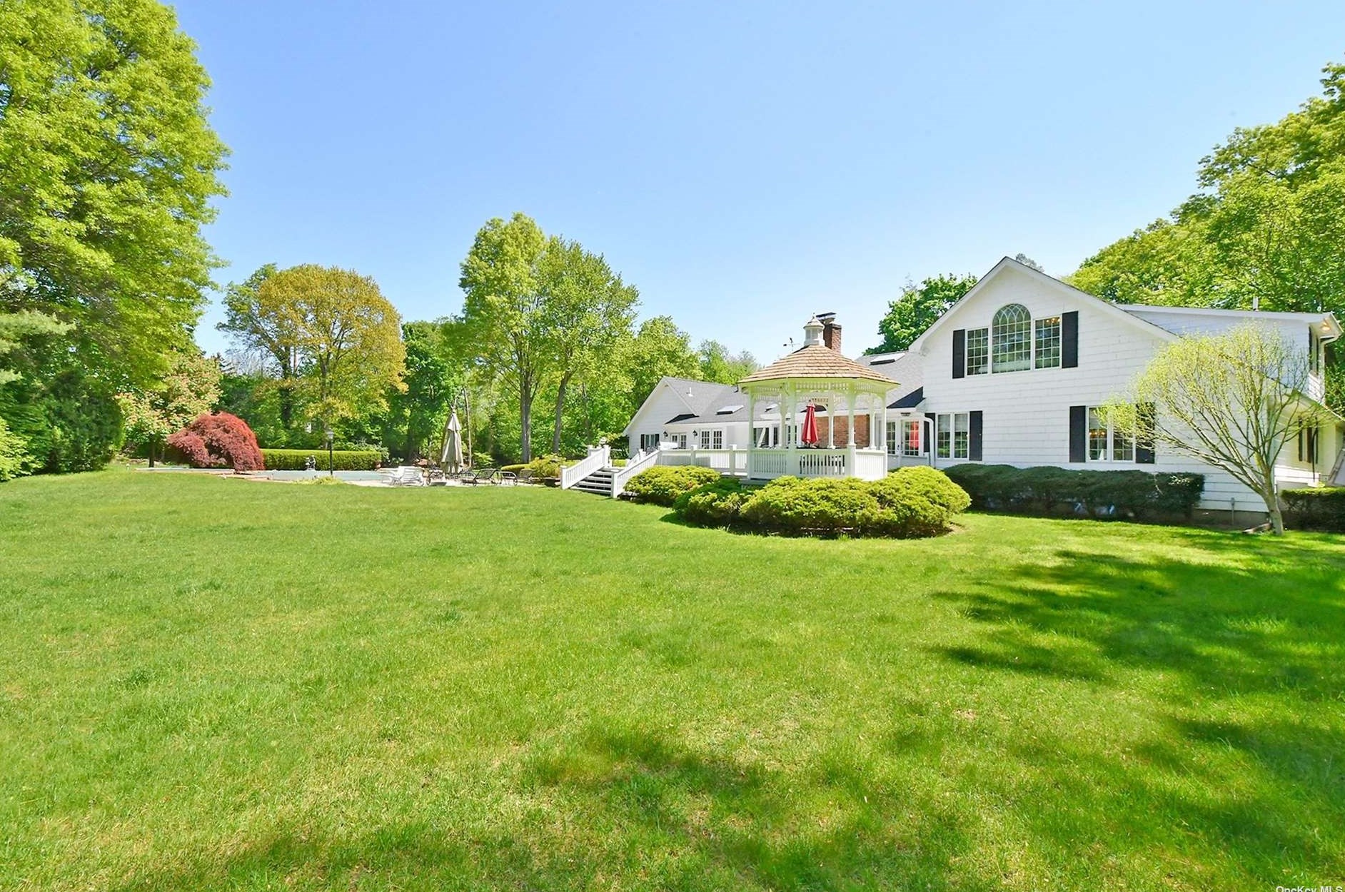 310 Annandale Dr, Syosset NY  11791-1001 exterior