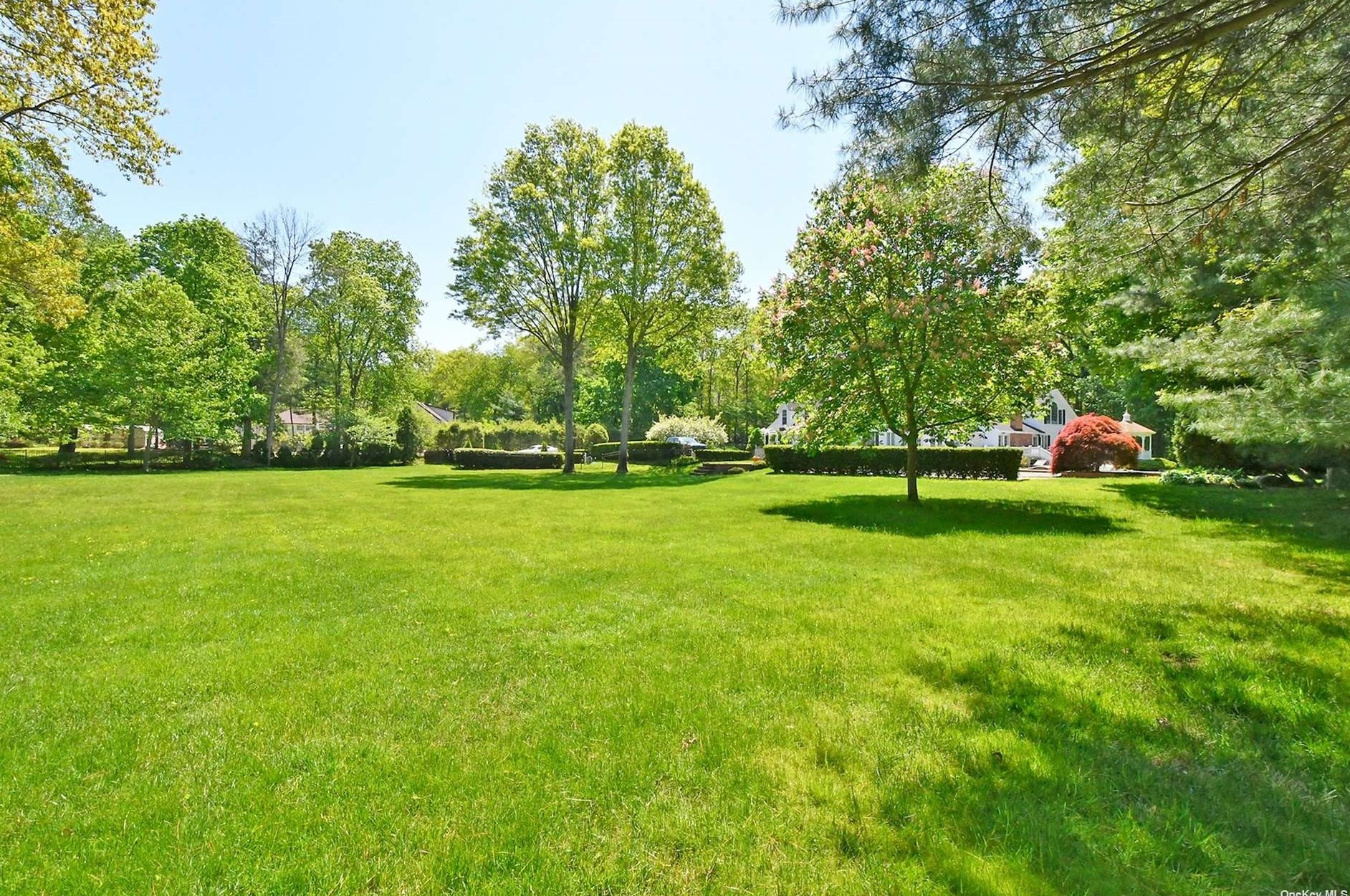 310 Annandale Dr, Syosset NY  11791-1001 exterior