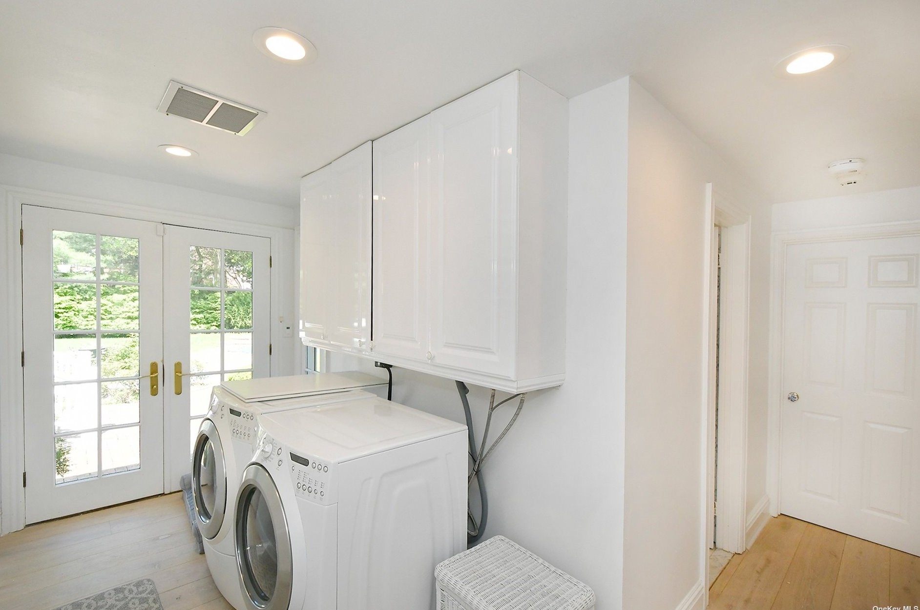 310 Annandale Dr, Syosset NY  11791-1001 exterior