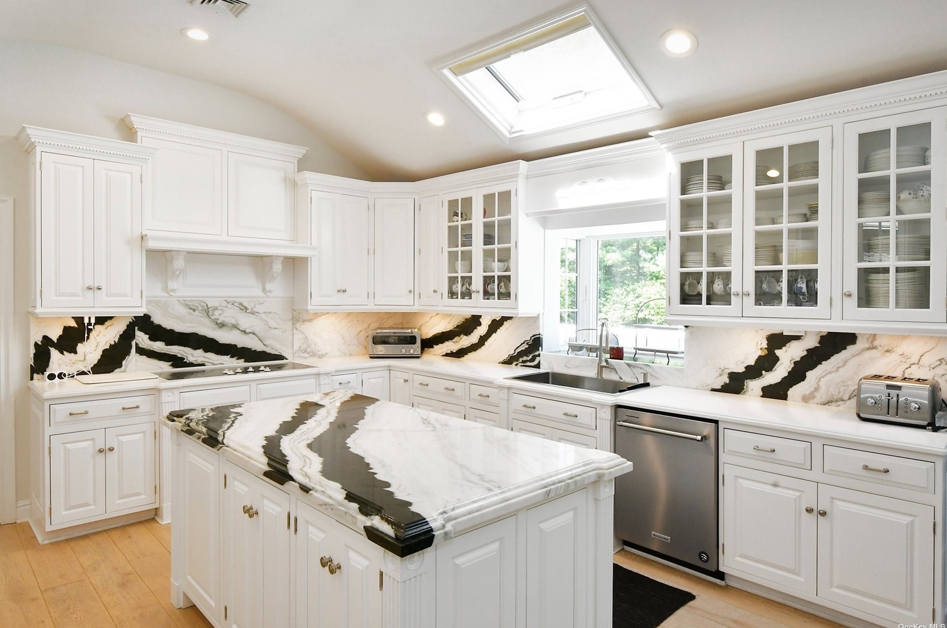 310 Annandale Dr, Syosset NY  11791-1001 exterior