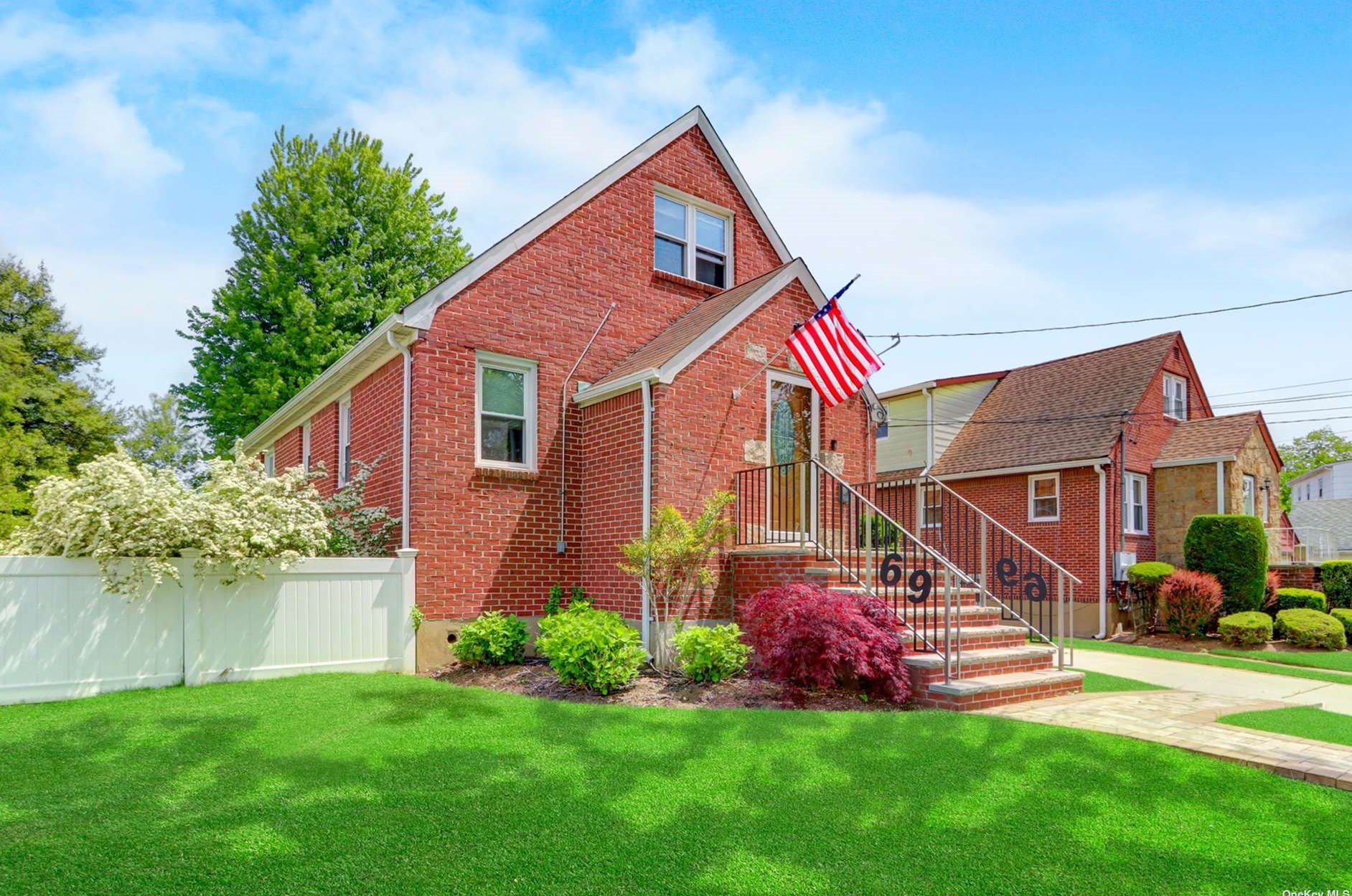 69 Wood St, Lynbrook, NY 11563-2431