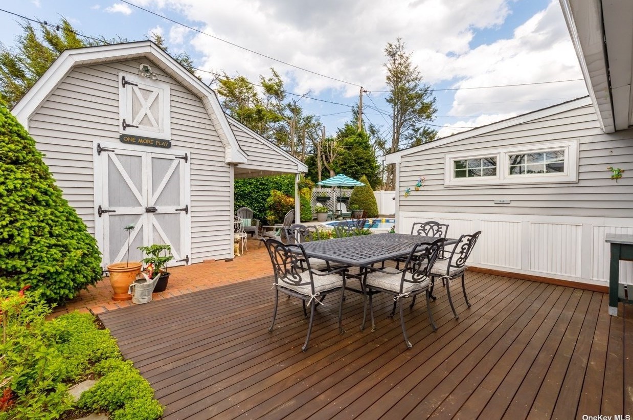 11 Spoke Ln, Plainedge, NY 11756-4416