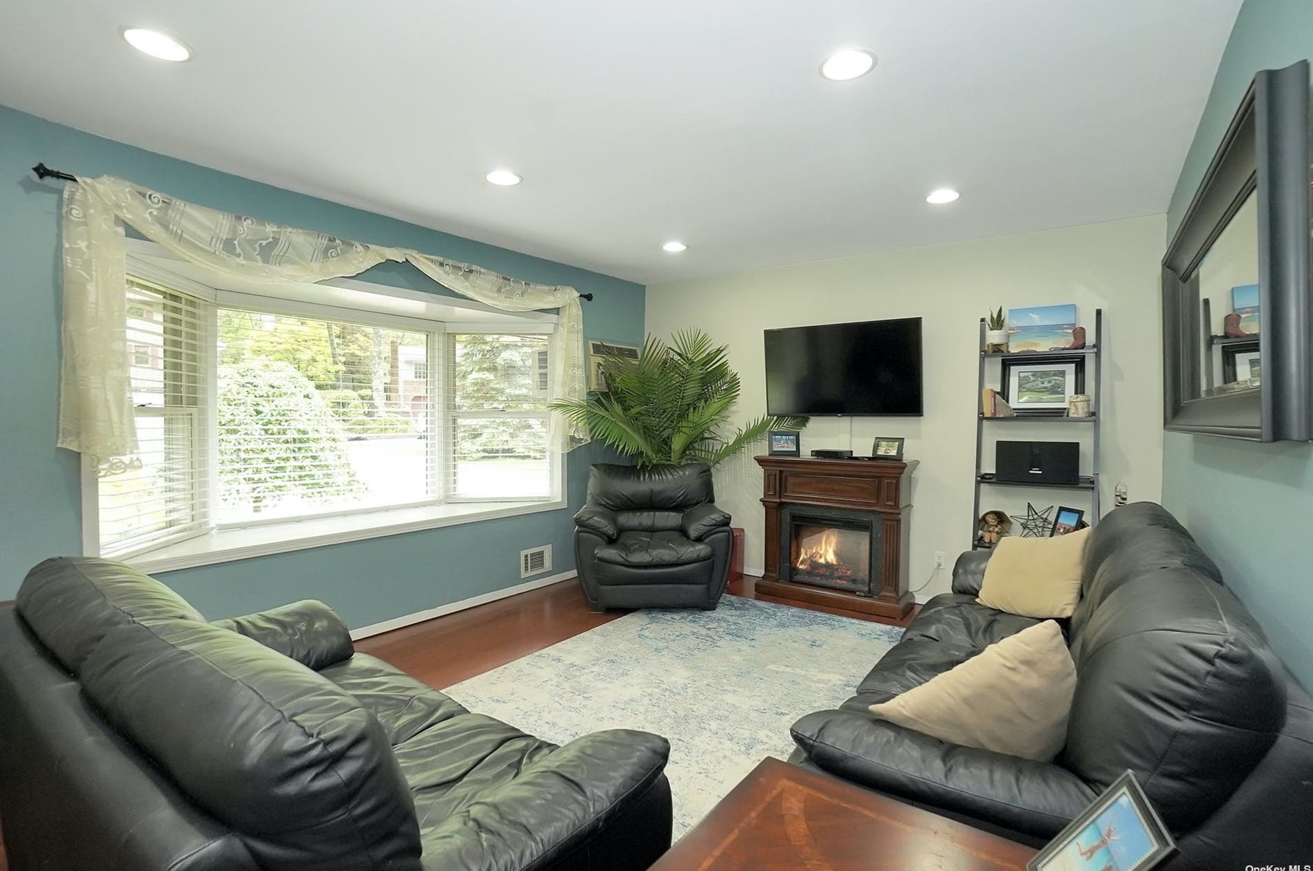 50 Robin Dr, Hauppauge, NY 11788-1135