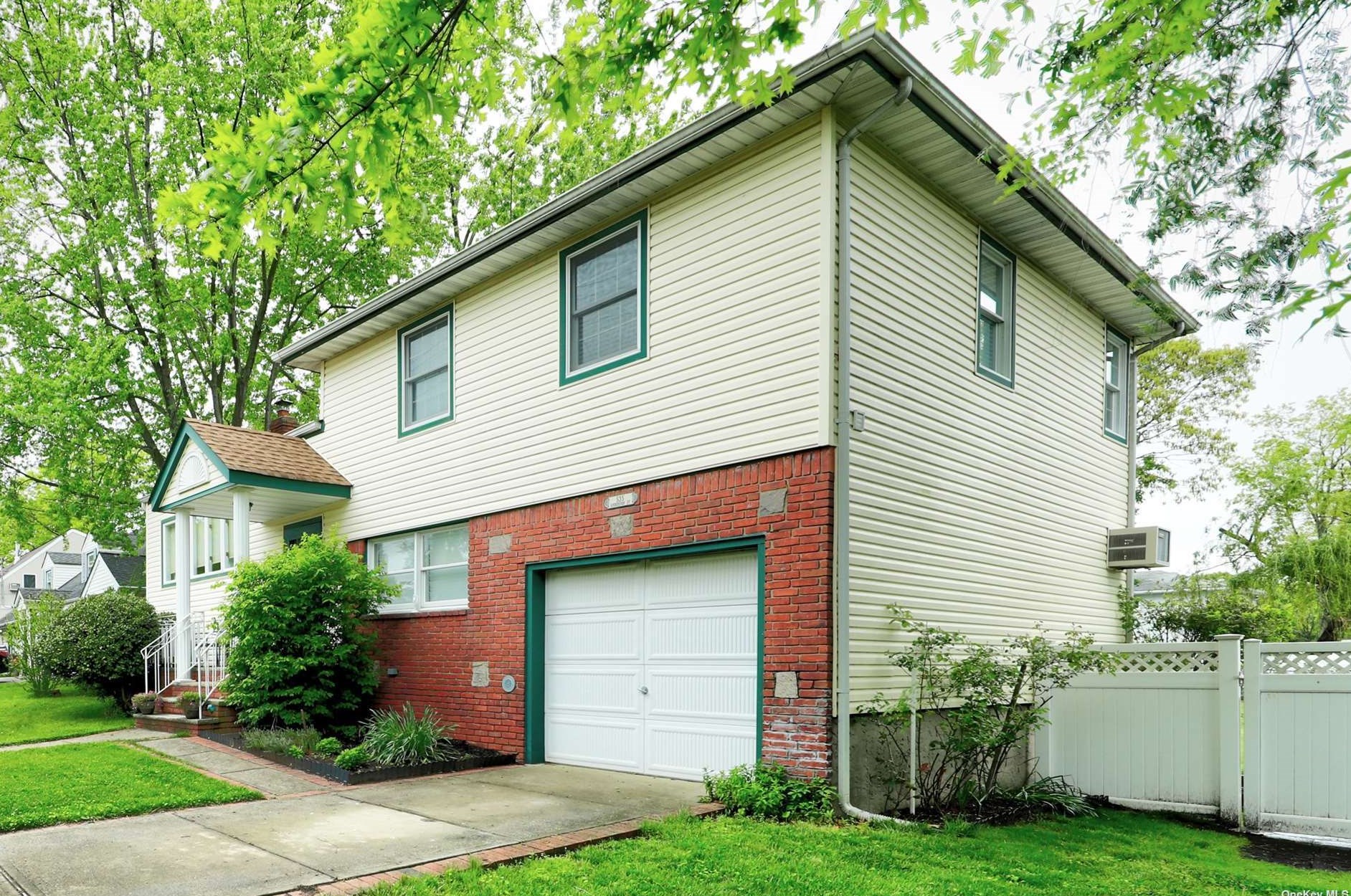 535 Anderson St, North Baldwin, NY 11510-3810