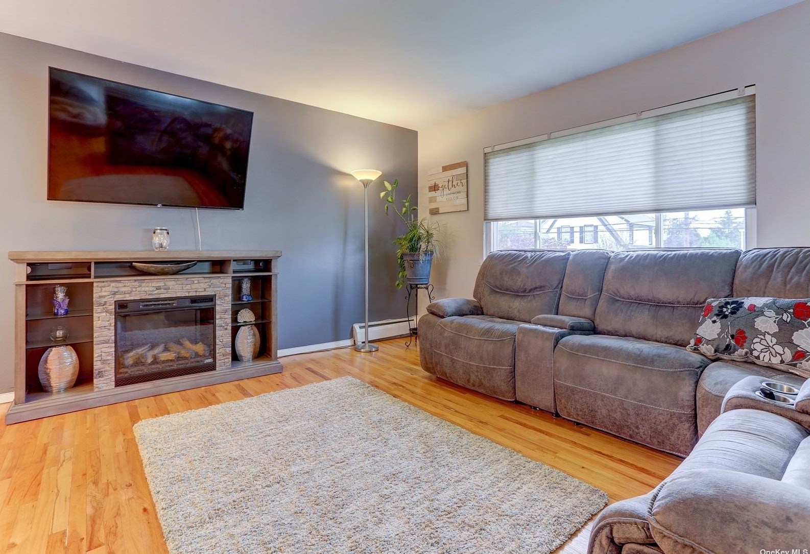 3006 Waverly Ave, Rockville Centre, NY 11572-2722