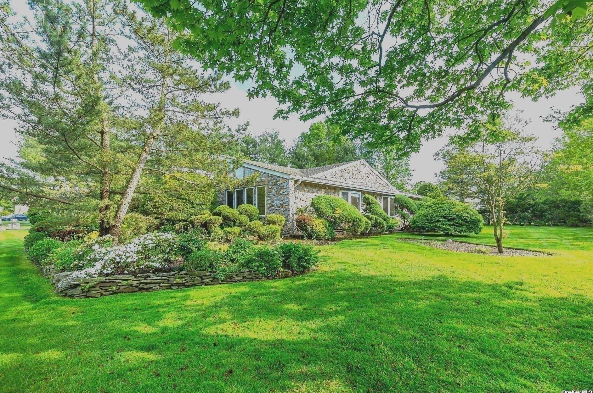180 Coachman Pl, Syosset, NY 11791-3053