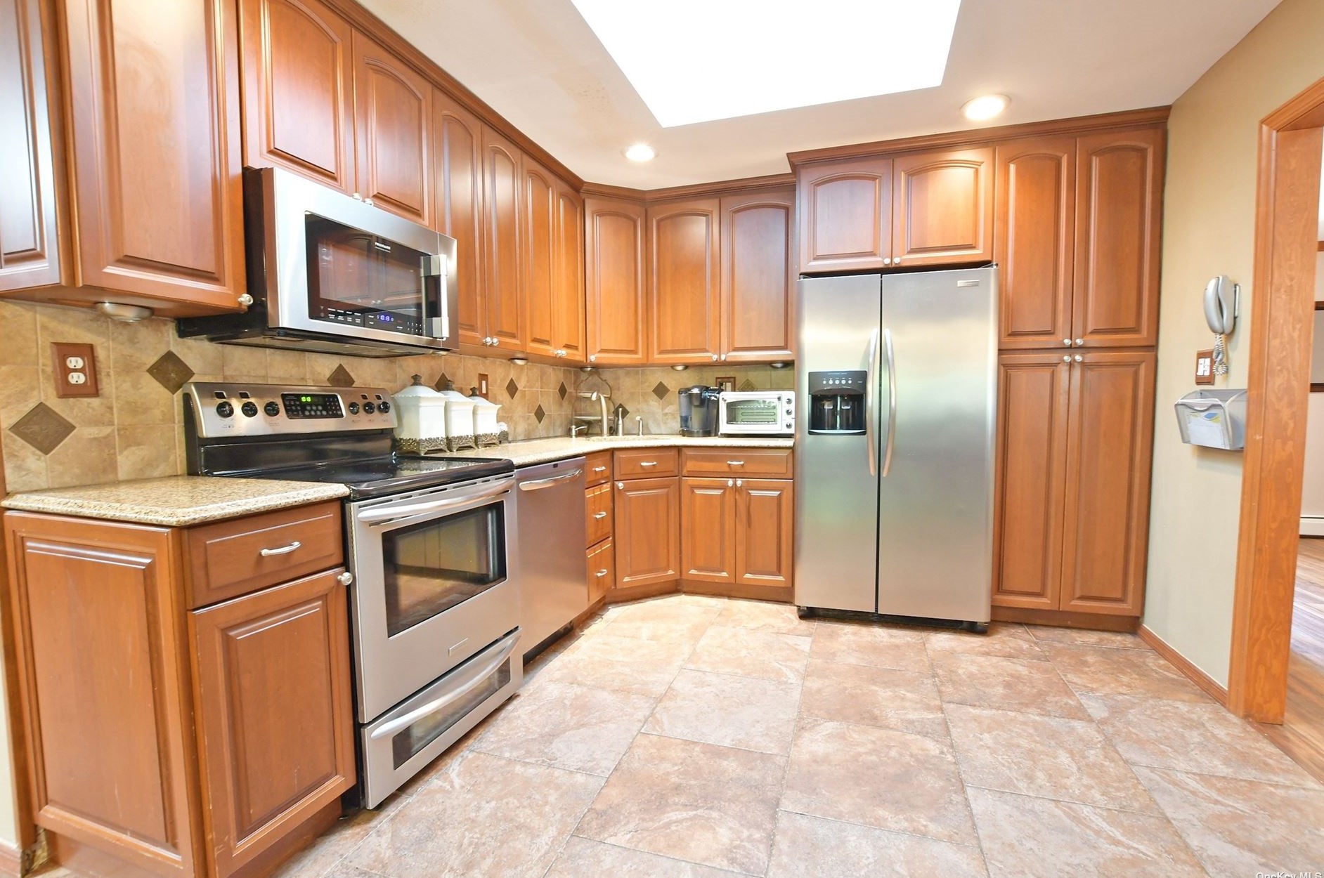 40 Timber Trail Ln, Gordon Heights, NY 11763-2121