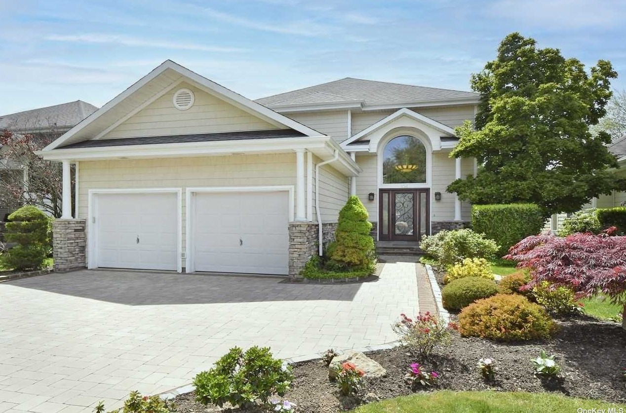 104 Redan Dr, Smithtown, NY 11787-4463