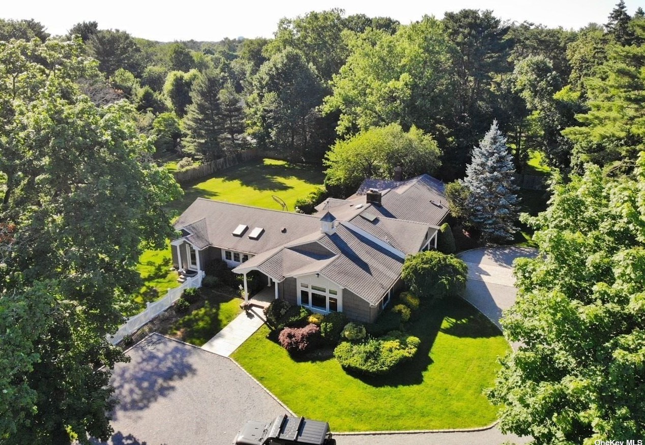 155 Split Rock Rd, Syosset, NY 11791-2633