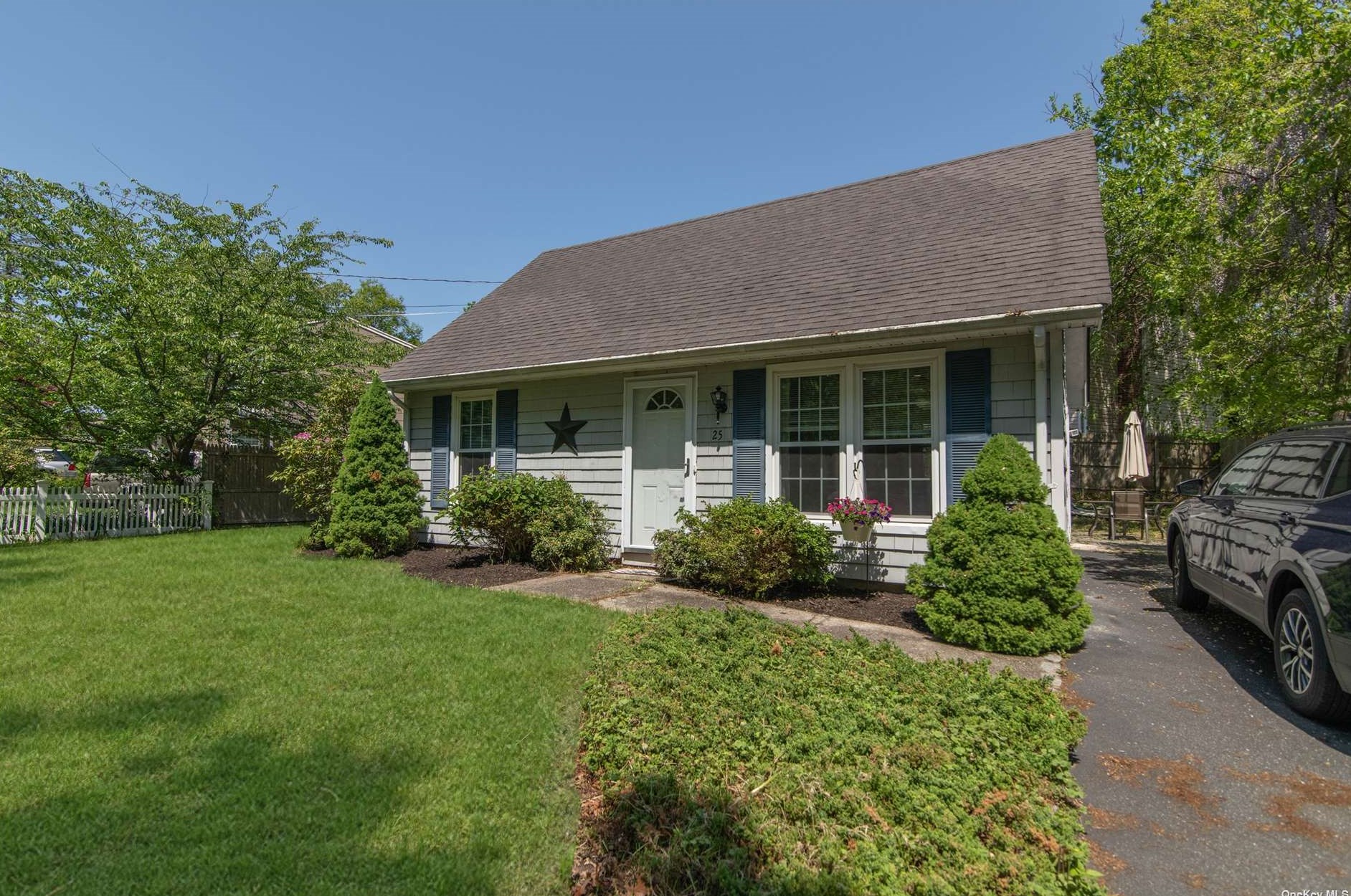 25 Manhasset Rd, Scotts Beach, NY 11789