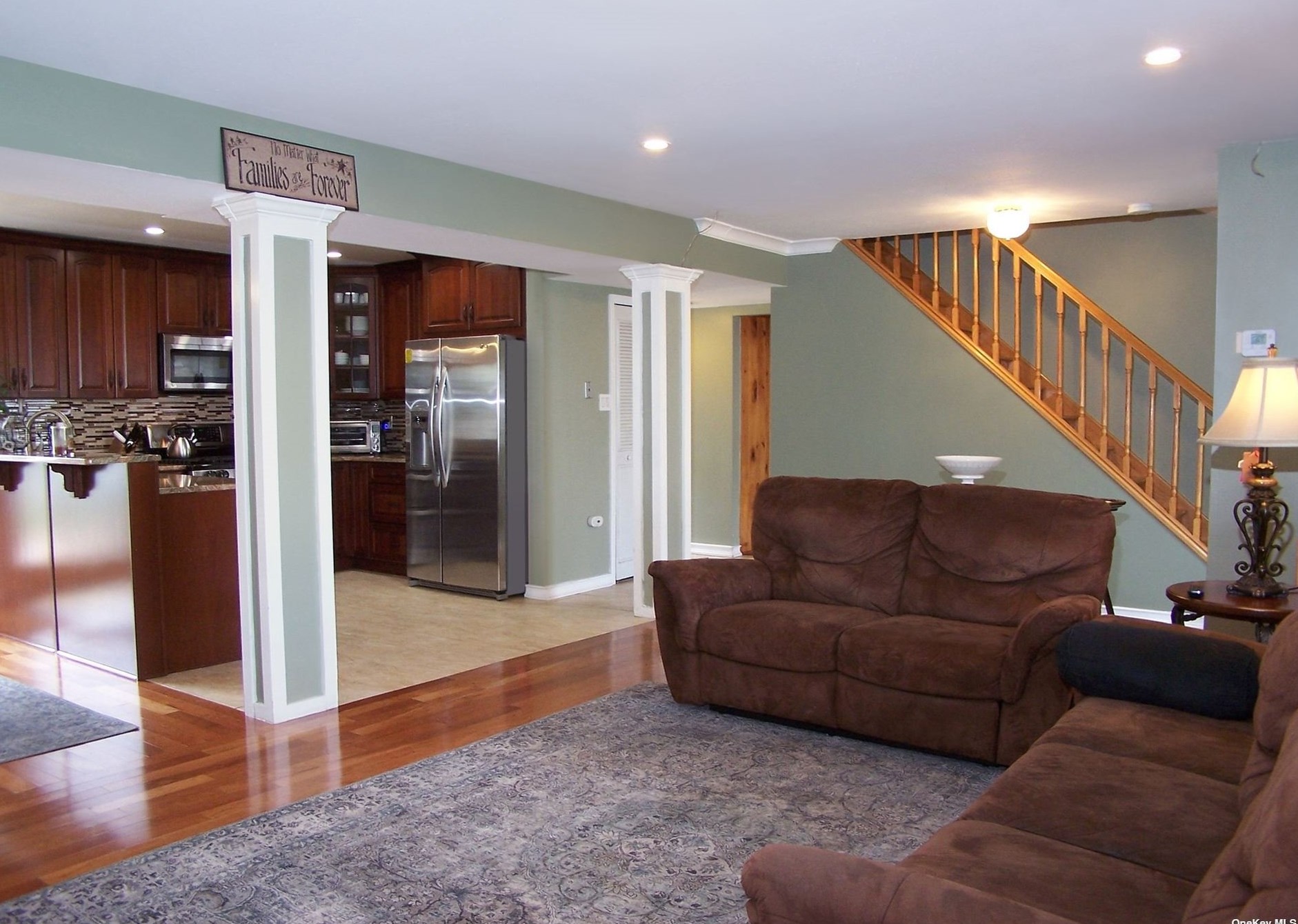 20 Bradbury Ct, Holbrook, NY 11741