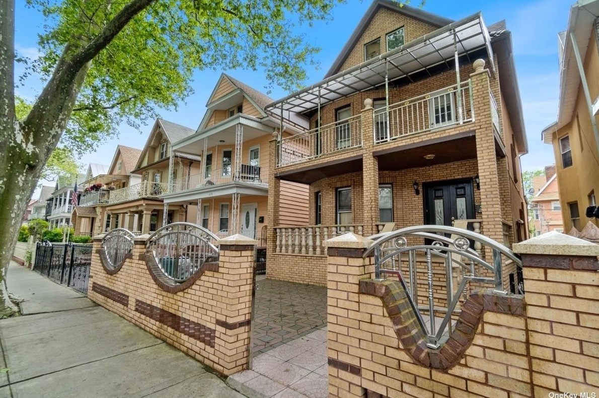 626 4th St, Brooklyn, NY 11218-4922
