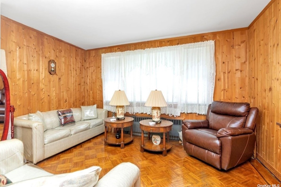 70-39 67th St, Flushing, NY 11385-3777