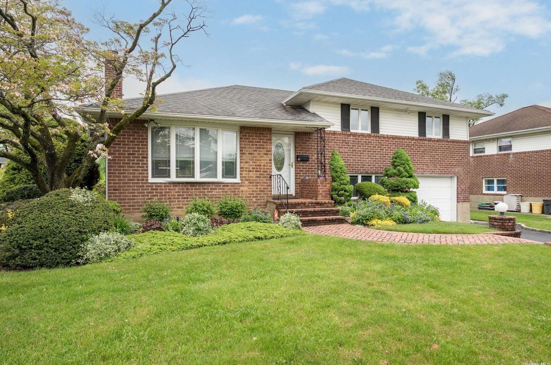 9 Vinton St, East Massapequa, NY 11758-1032