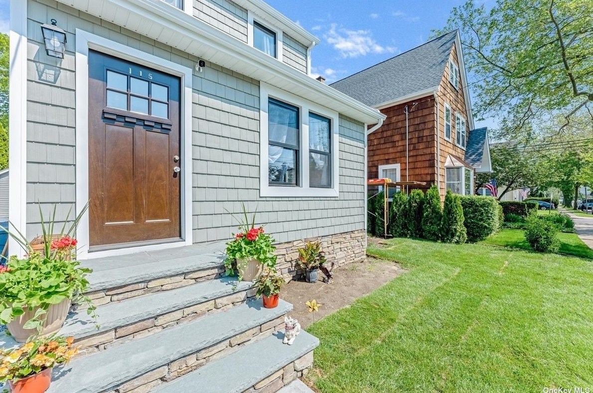 115 Stratford Ave, Williston Park, NY 11596-1831