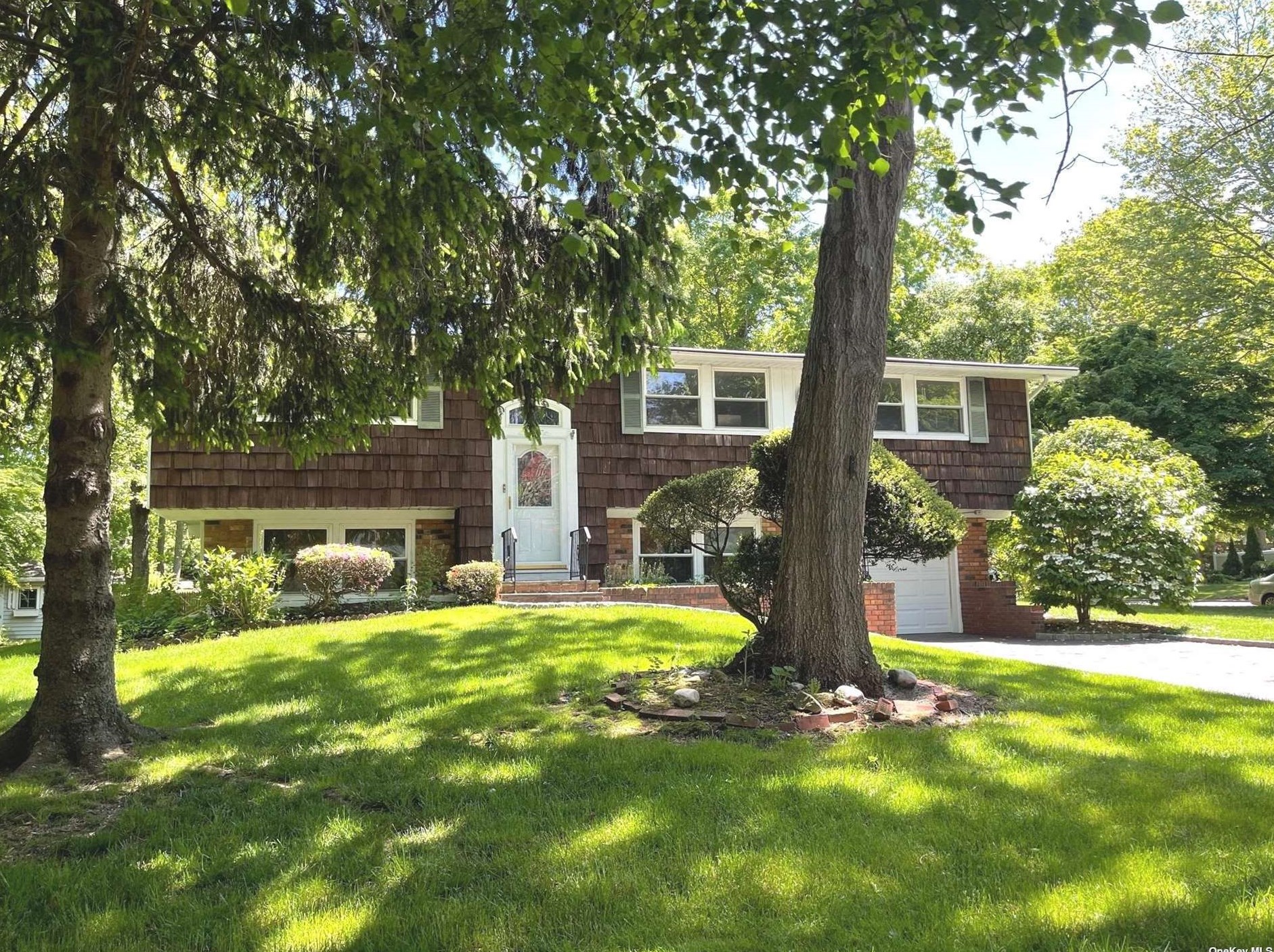 1 Mink Ln, Strongs Neck, NY 11733-3507