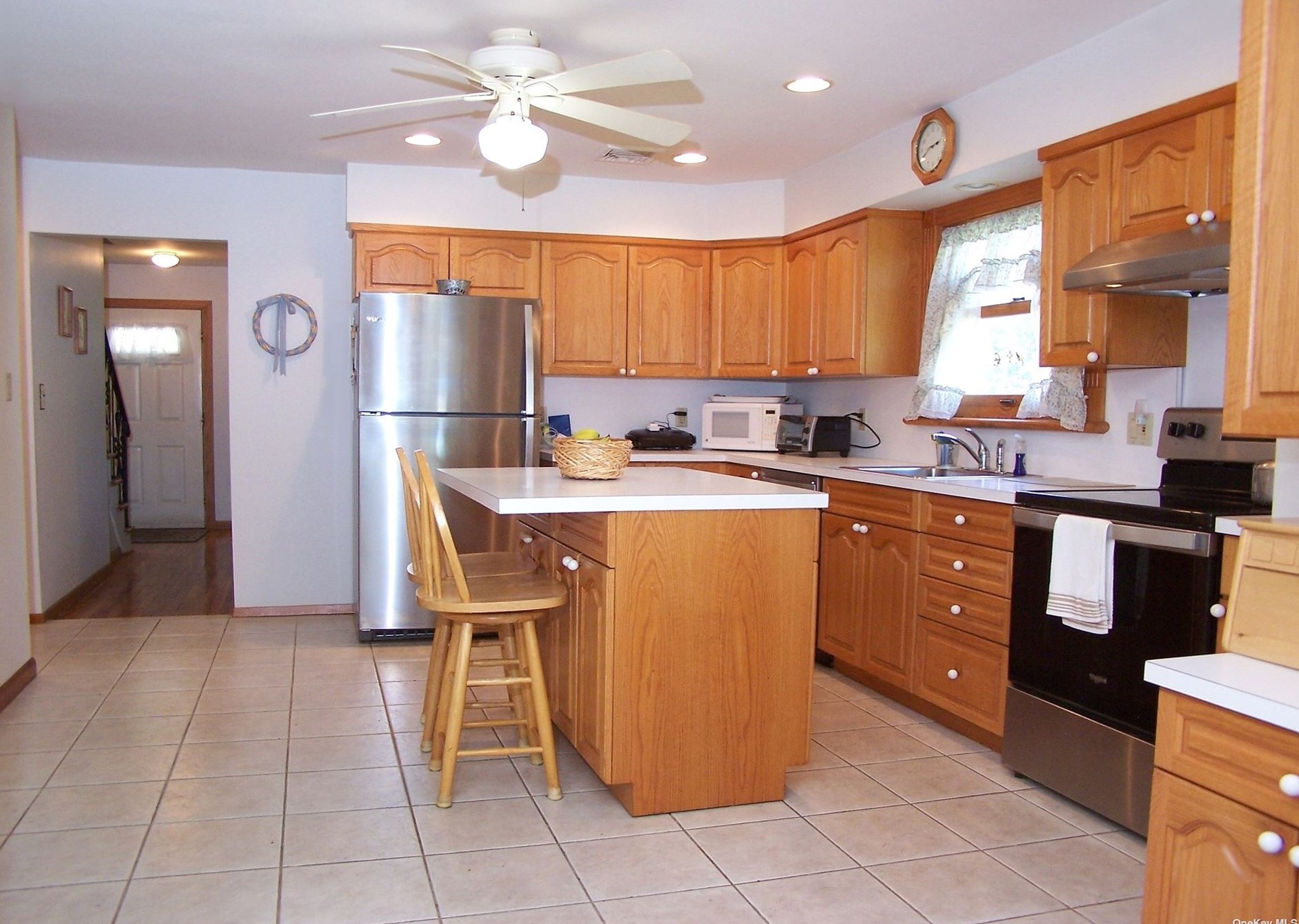 1947 Louis Kossuth Ave, Hauppauge NY 11779-6423 exterior