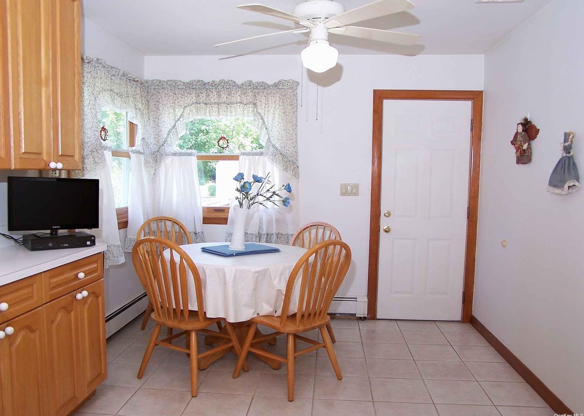 1947 Louis Kossuth Ave, Hauppauge NY 11779-6423 exterior